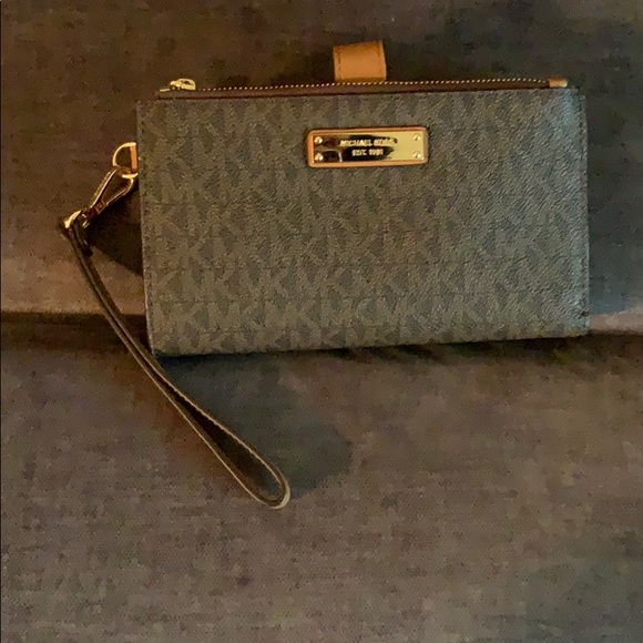 Michael Kors Signature Handbag And Wristlet - Picture 4 of 7